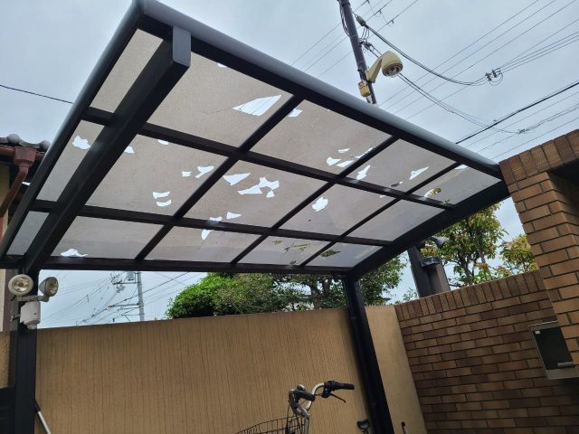 姫路市の雹害を受けたサイクルポート